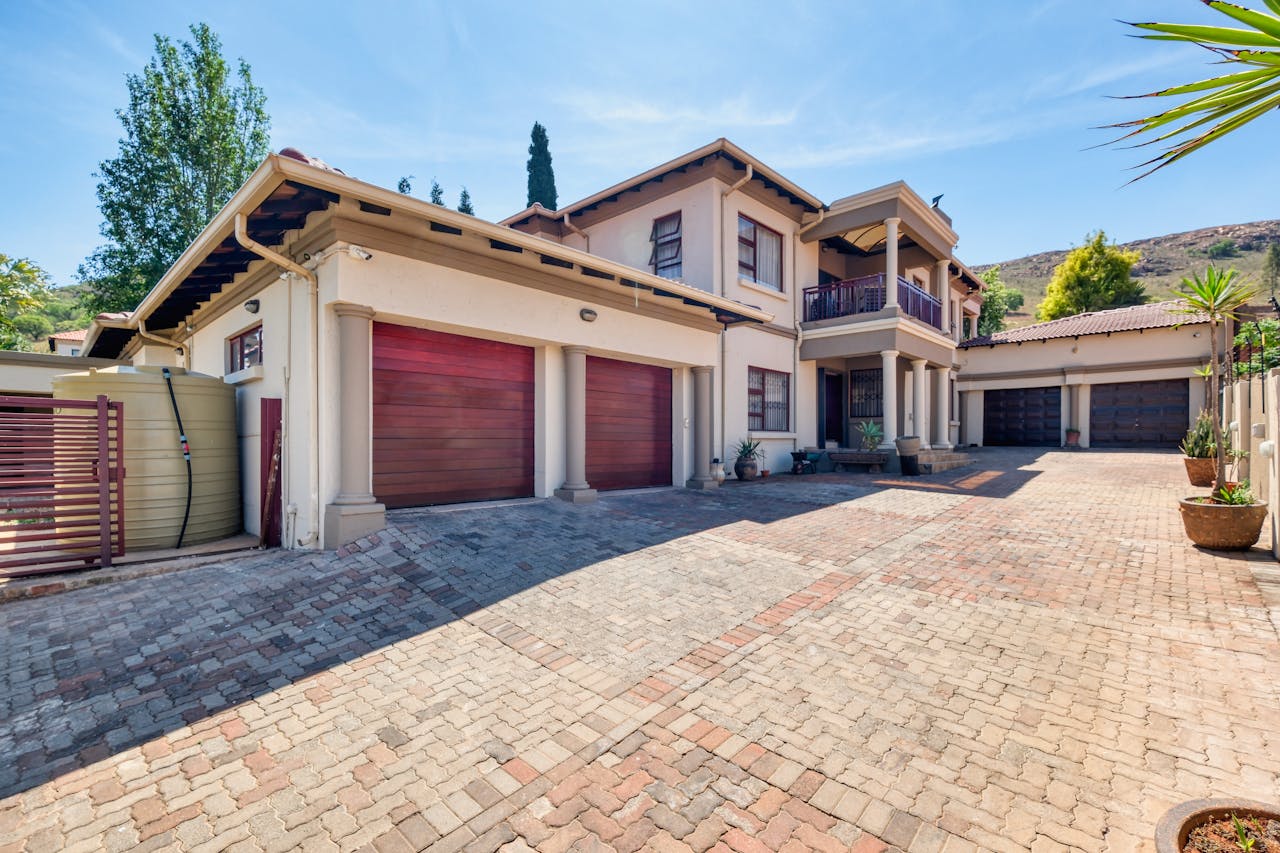 hero-contact Elegant modern family house with spacious driveway in Pretoria, South Africa.